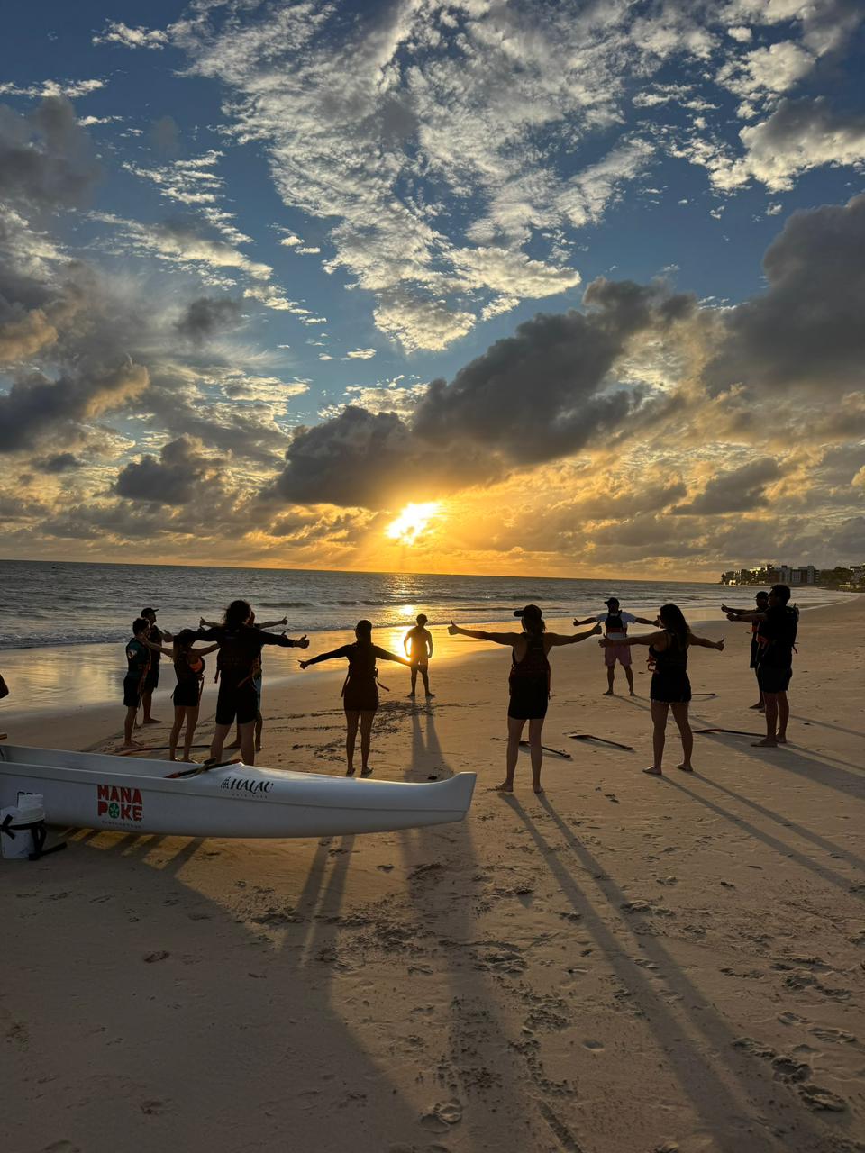 Equipe Origens reunida na praia